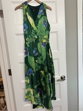 White House Black Market Green Floral Sleeveless V-Neck Dress
